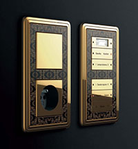 Блок: выключатель и розетка Gira ClassiX Art. Цвет: латунь/черный. Блок управления «умный дом» Gira ClassiX Art