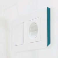 Блок выключатель и розетка Simon 82 Detail, Цвет: Белый глянцевый / Основание индиго